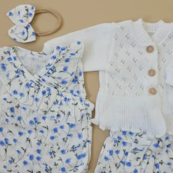 Stylizacja dla letniej dziewczynki kwiatowy obłok