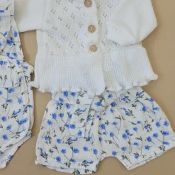 Stylizacja dla letniej dziewczynki kwiatowy obłok