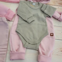 Stylizacja wiosenna dla dziewczynki pudrowa chmurka