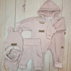 Stylizacja wiosenny zestaw na wyjście ze szpitala brudny róż