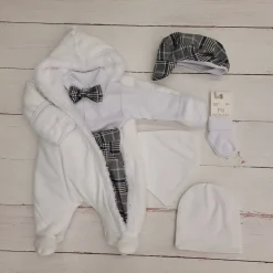 Stylizacja w kratę na zimowy chrzest dla chłopca