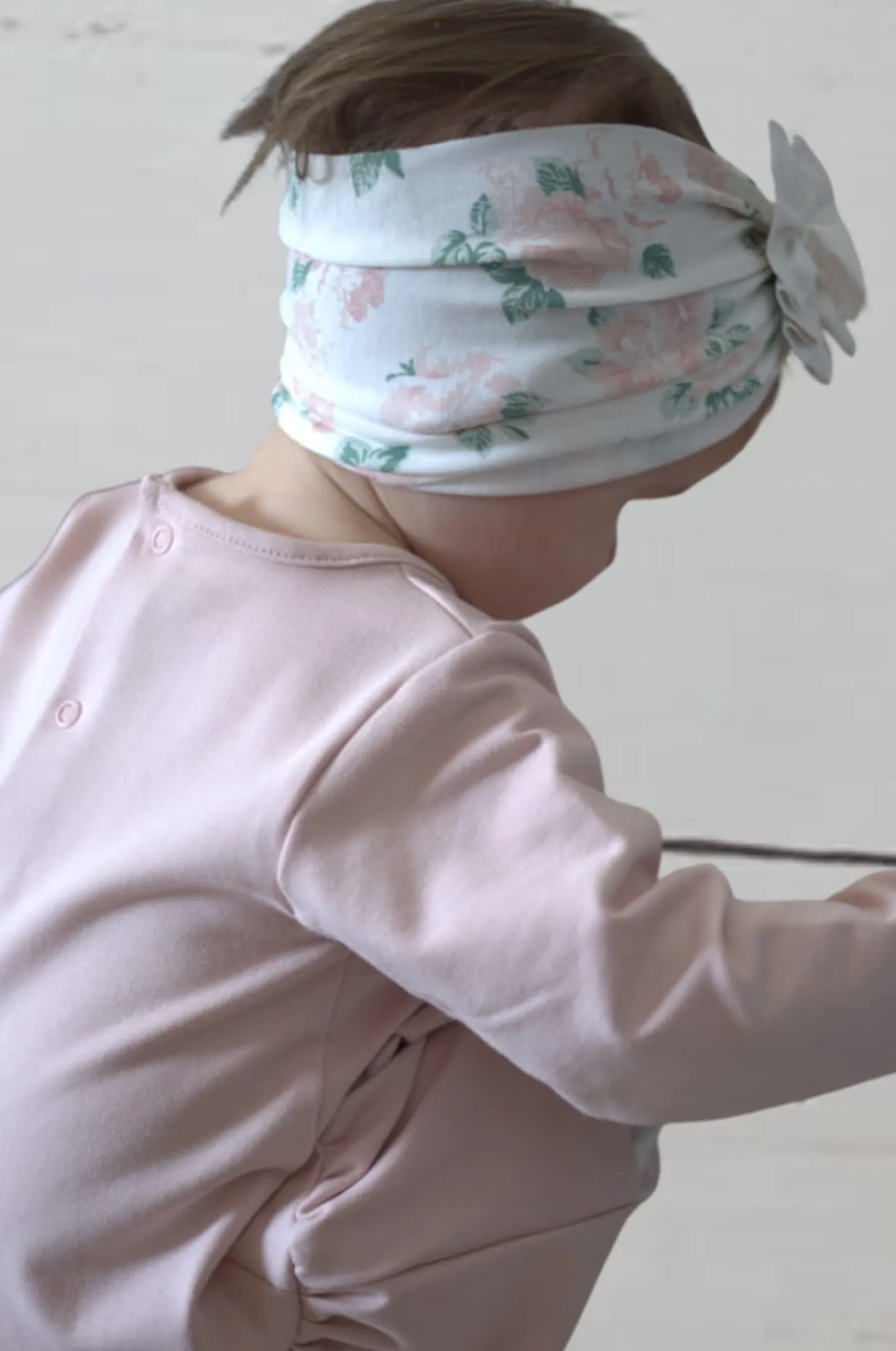 Szeroka opaska turban rozmiar 0-6miesięcy 6-12miesięcy 1-3lat kwiaty rozowe