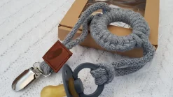 Unikalna sznurkowa zawieszka z kółkiem do smoczka szara ostatnie sztuki