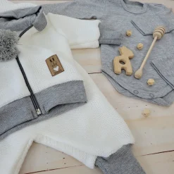 Włóczkowy 4 cz dres baggy niemowlęcy kolor biało-szary ostatnie sztuki 62, 68, 74, 86