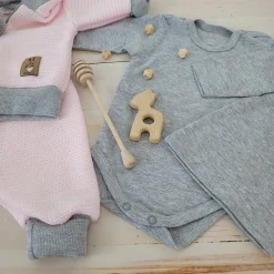 Włóczkowy 4 cz dres baggy niemowlęcy kolor różowo-szary ostatnie sztuki 56, 68, 74, 80, 86