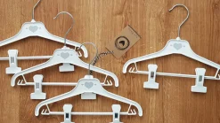Wieszaki małe 28cm dziecięce niemowlęce 4sztuki biało-szare z klipsami