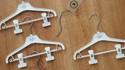 Wieszaki małe 28cm dziecięce niemowlęce 4sztuki biało-szare z klipsami