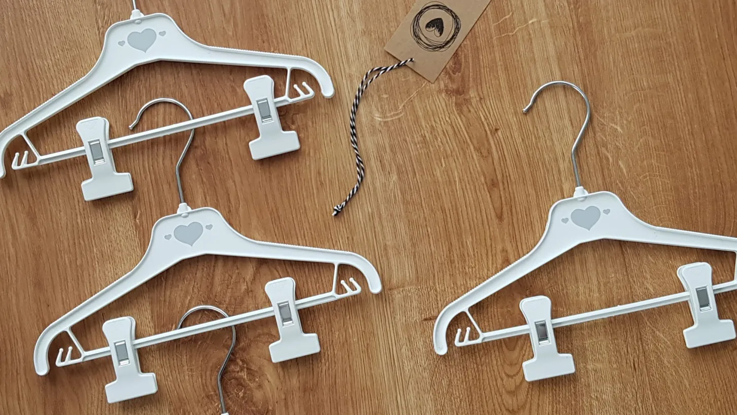 Wieszaki małe 28cm dziecięce niemowlęce 4sztuki biało-szare z klipsami